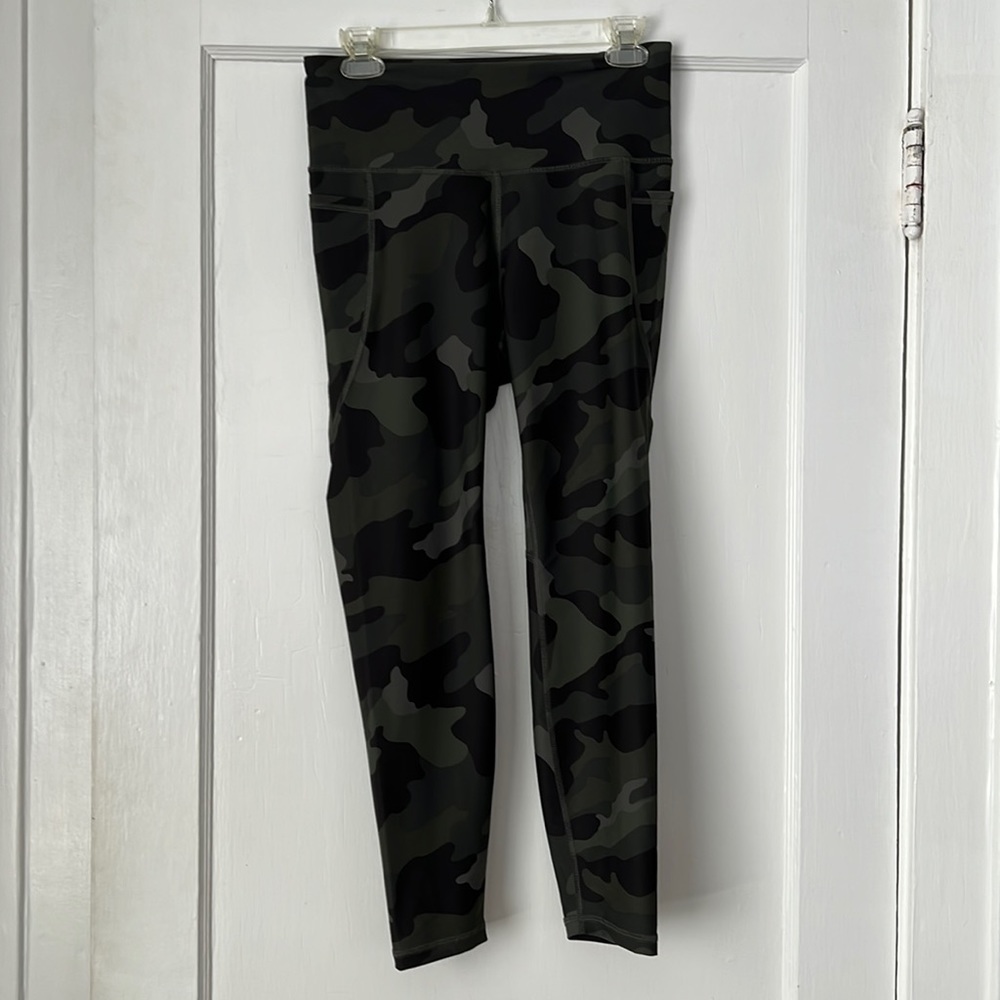 Old Navy Leggings with dual side pockets - worn once.